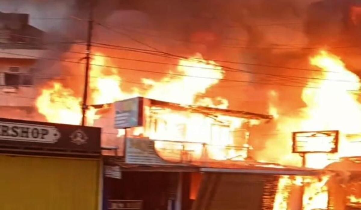 Musibah Kebakaran Melanda Kota Bukitinngi: Hanguskan Beberapa Toko dan Bangunan di Kawasan Jembes! Simak Selengkapnya