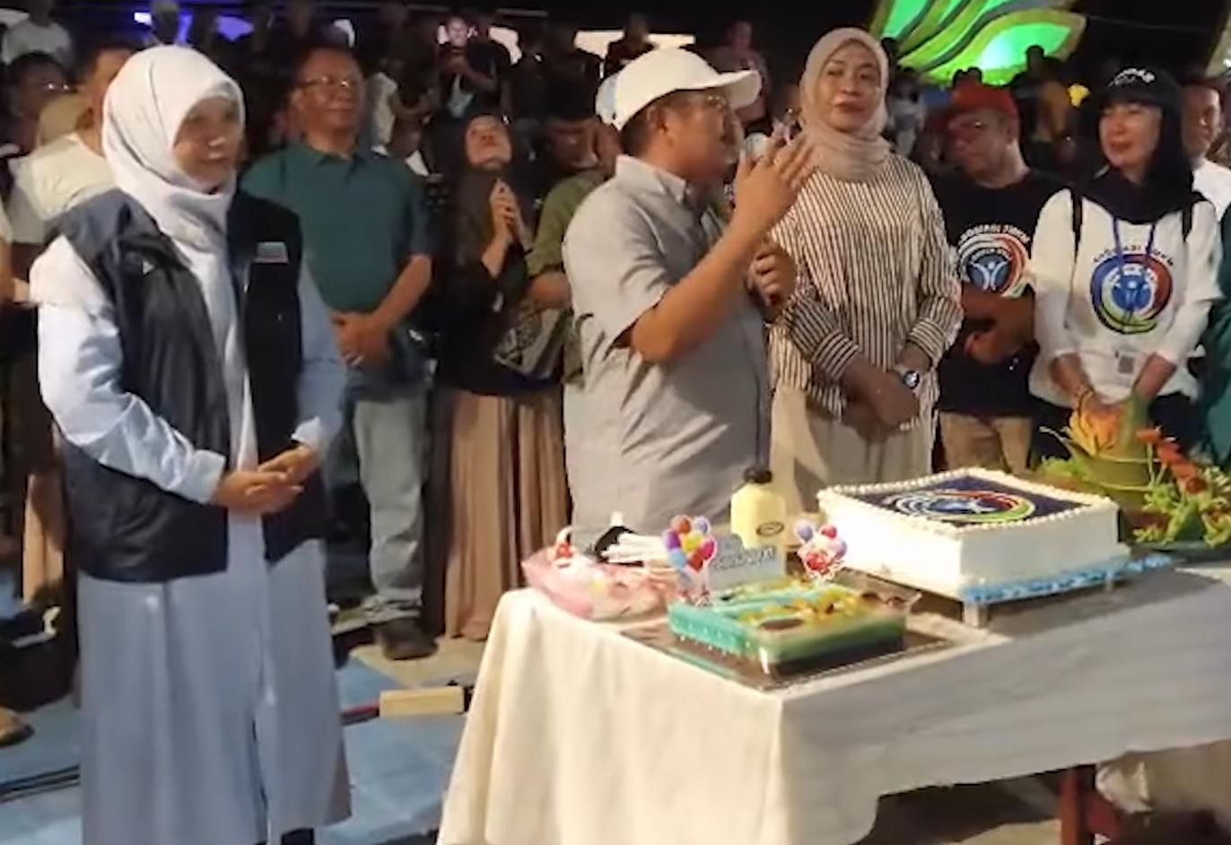 Alun-alun Kota Gerung Ramai, Bupati LAZ Disambut Hangat Keluarga Jemaah Haji