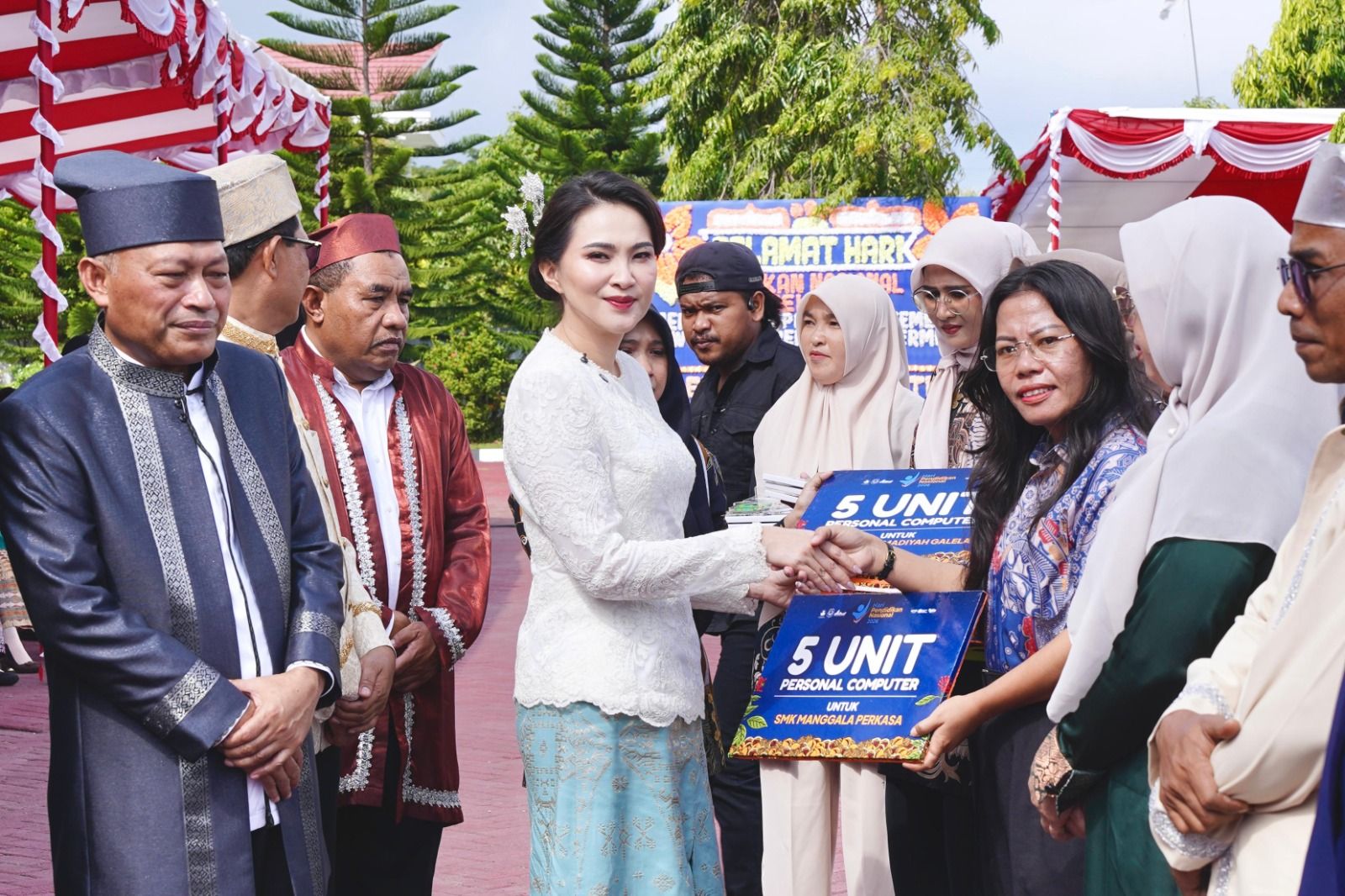 Senyum Pendidikan Malut, Ratusan Komputer dan Tabungan Diserahkan di Momentum Hardiknas 2026