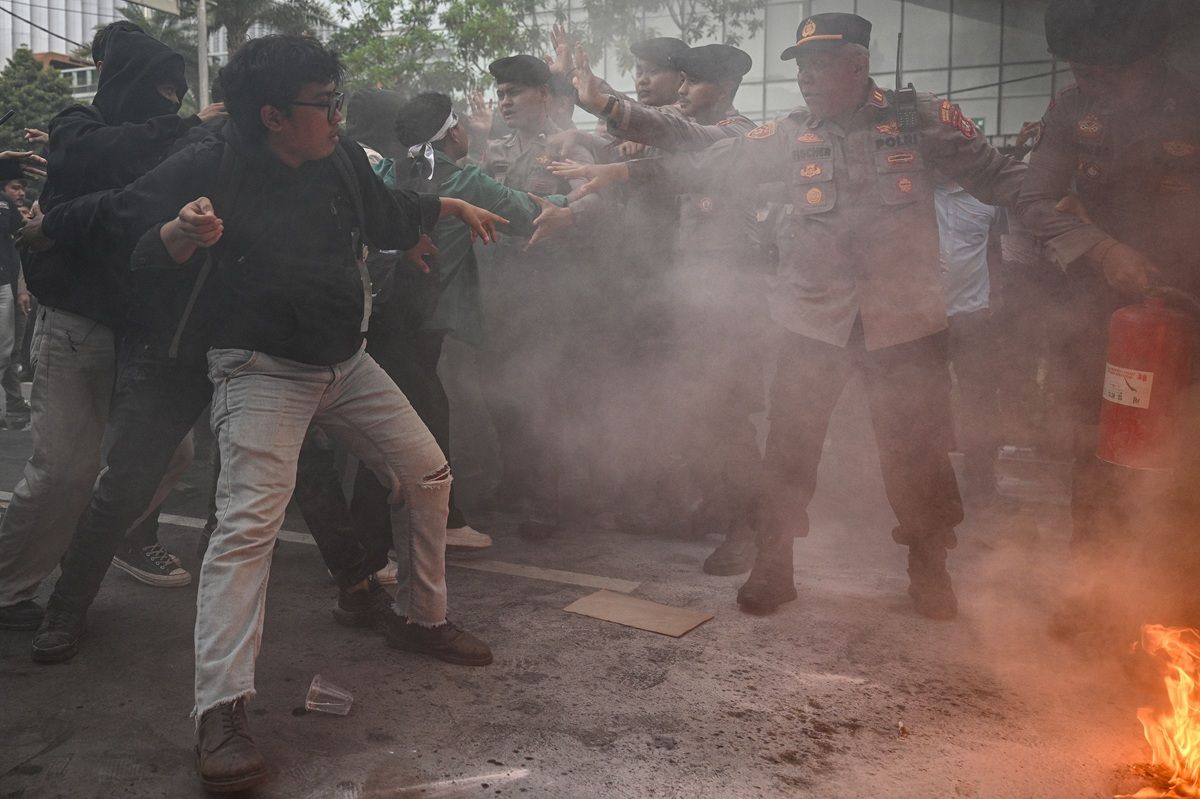 Apakah Polisi Boleh Memukul saat Demo? Ini Aturan Hukum dan SOP-nya