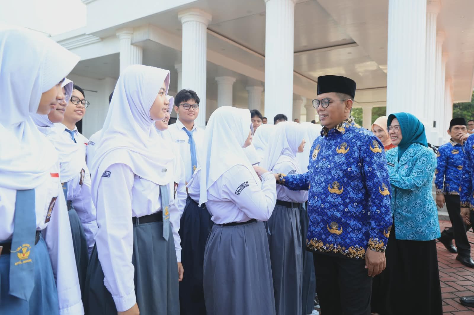Peringati Hardiknas, Gubernur Banten Pastikan Program Sekolah Gratis Jangkau Madrasah Aliyah