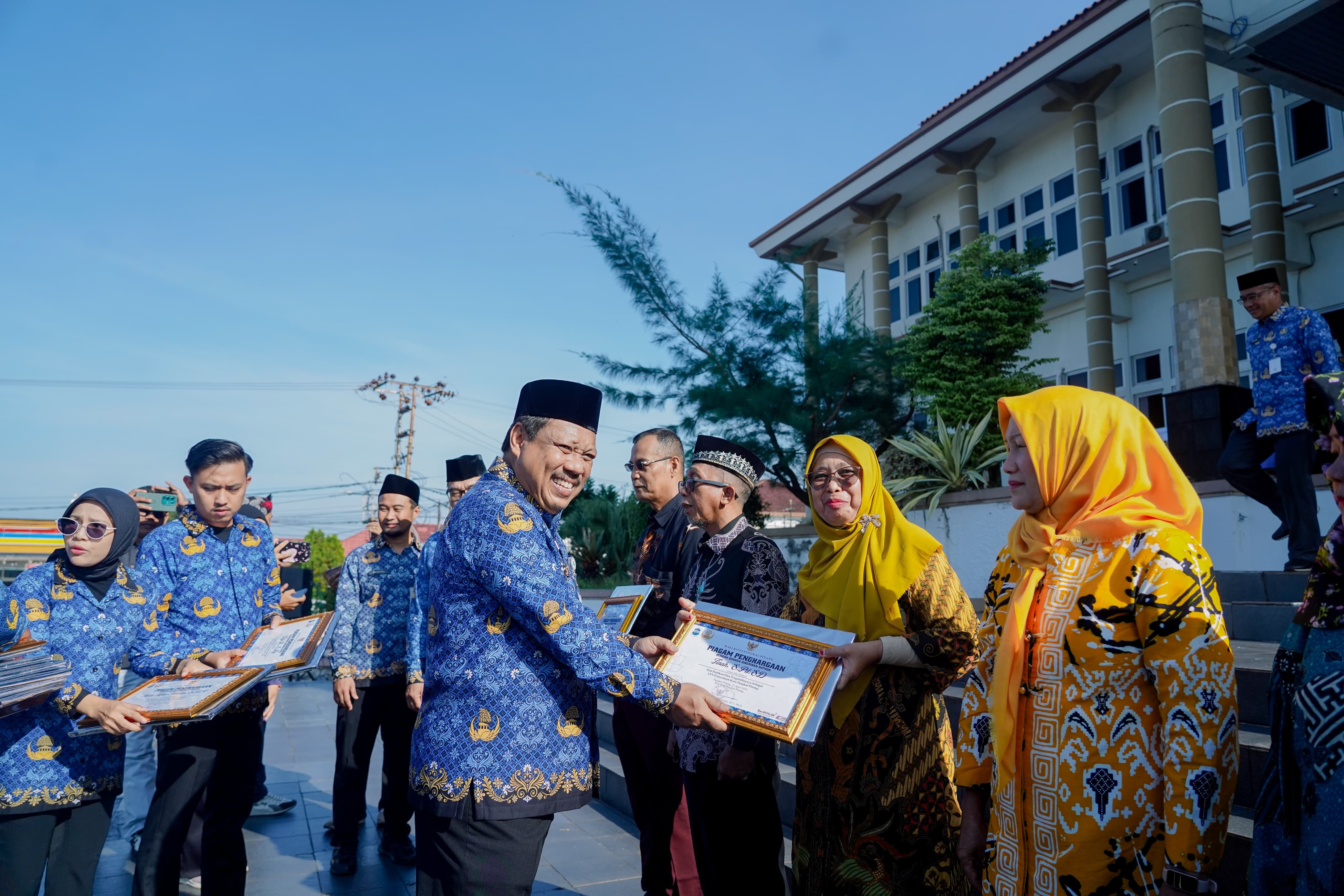Pimpin Upacara Hardiknas, Prof Saparudin Sebut Akan Bangun SMPN 11 dan Buka CPNS untuk Guru