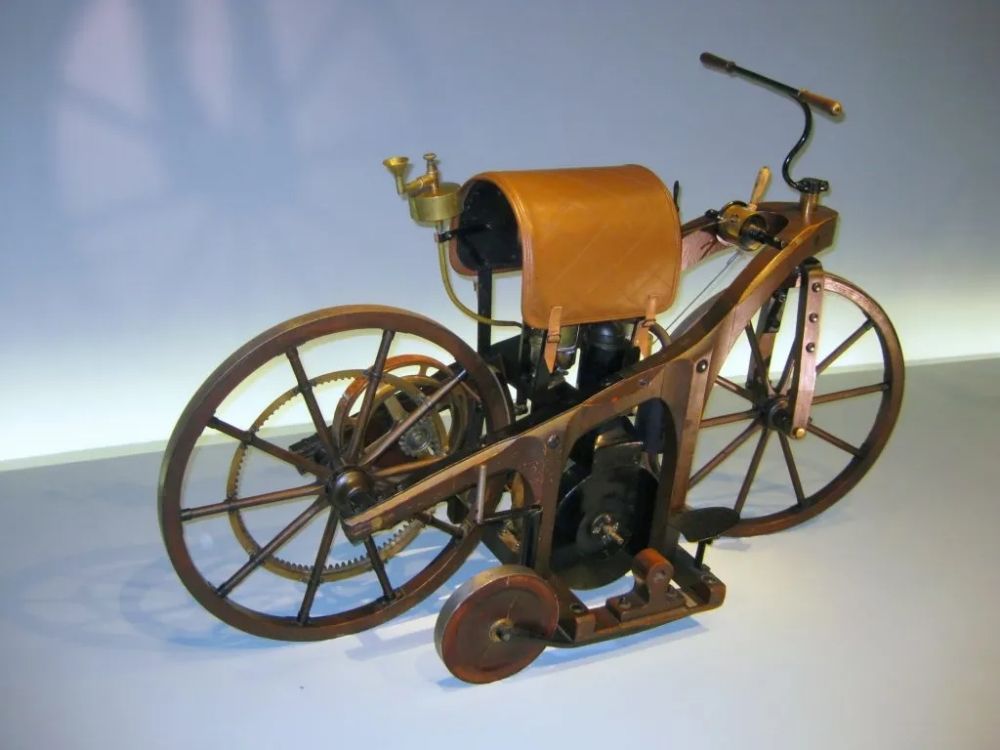 Penemu Sepeda Motor Pertama, Awalnya dari Kayu