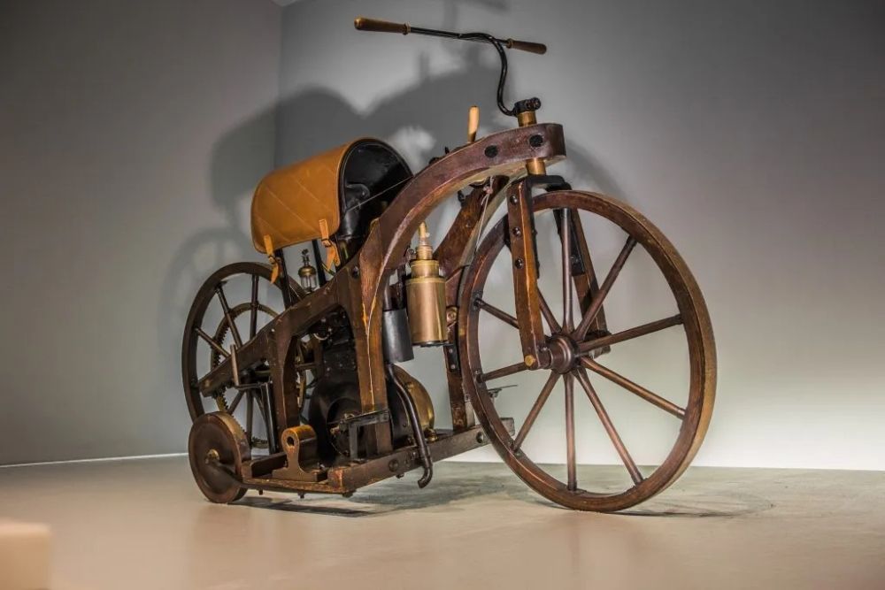 Penemu Sepeda Motor Pertama, Awalnya dari Kayu