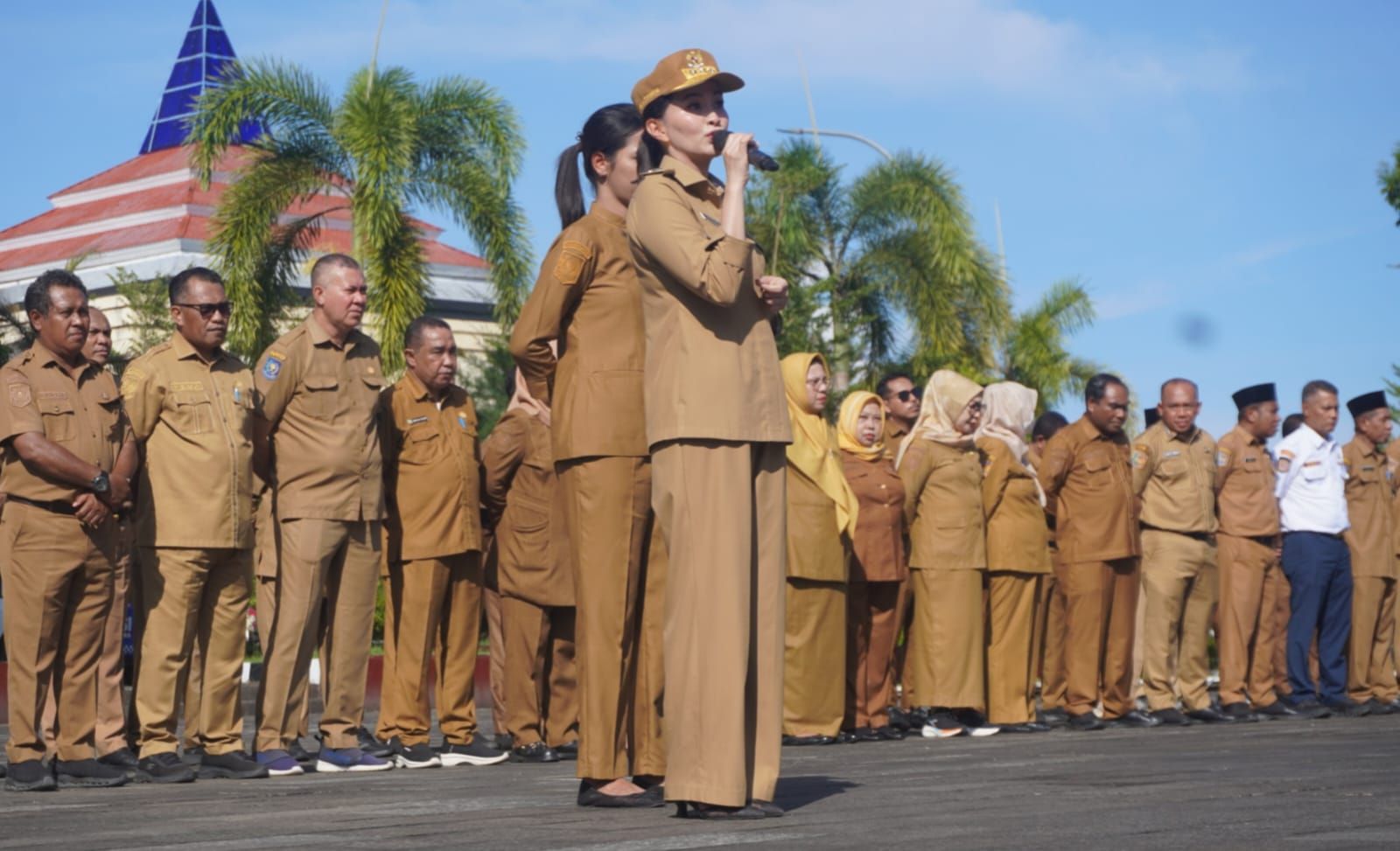 Gubernur Sherly Tjoanda Tekankan Disiplin ASN, Target PAD, dan Perbaikan Layanan Dasar di Apel Gabungan