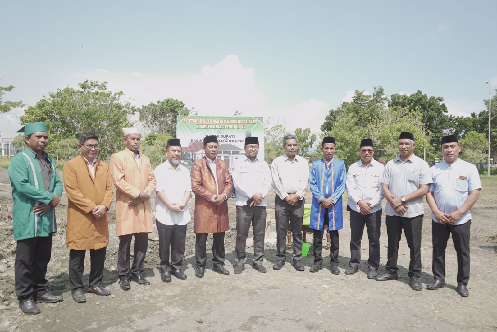 Bupati Ubaid Yakub Letakkan Batu Pertama Mushola Al-Jami’i di Dinas Pendidikan Haltim