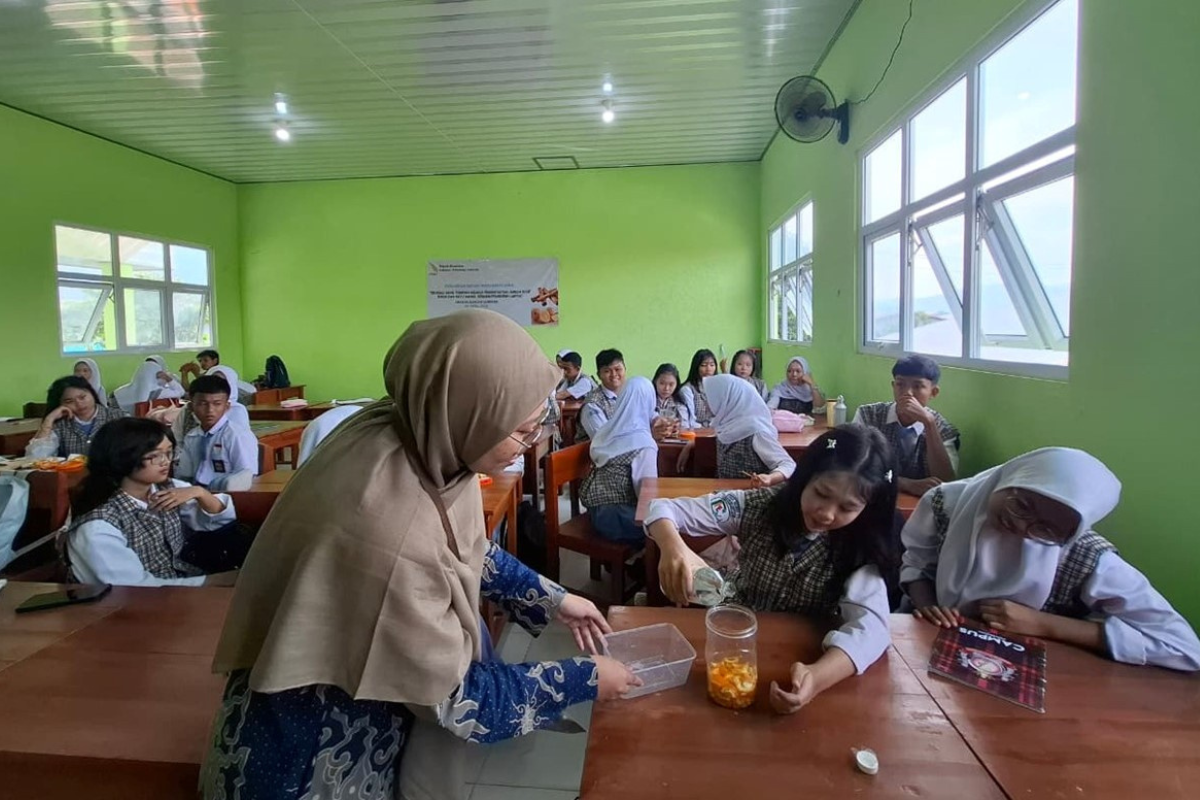 Dosen ITERA Ajarkan Siswa SMAN 06 Bandar Lampung Buat Pembersih dari Kulit Jeruk dan Kayu Manis