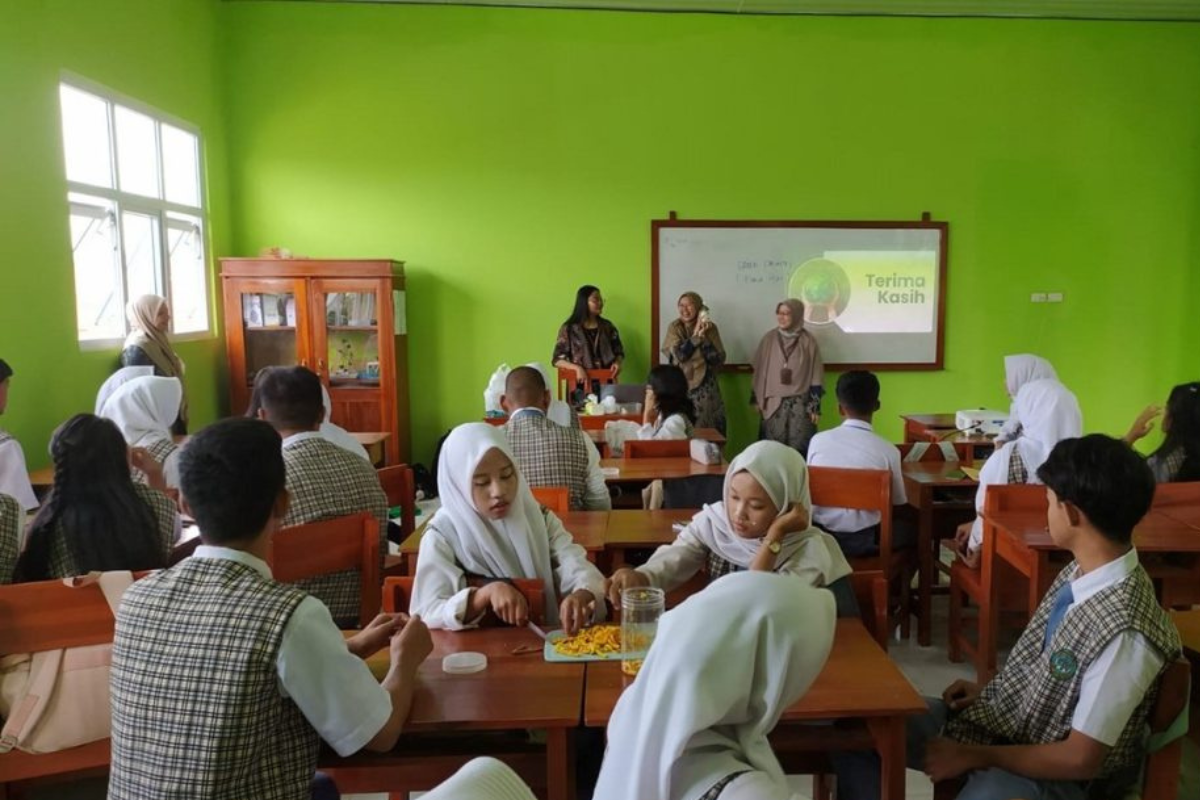 Dosen ITERA Ajarkan Siswa SMAN 06 Bandar Lampung Buat Pembersih dari Kulit Jeruk dan Kayu Manis