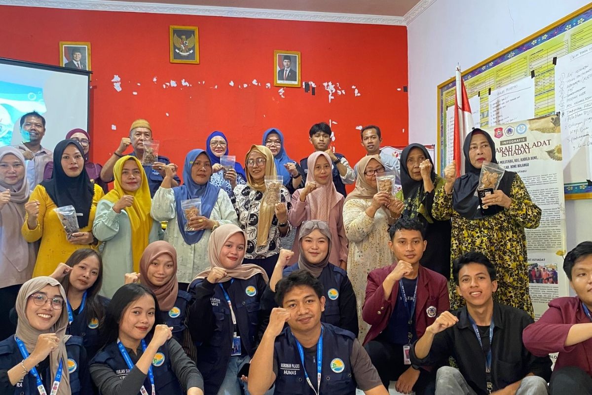 Mahasiswa KKN UNG Dorong Inovasi Keripik Cumi Jadi Produk Unggulan Desa Molutabu