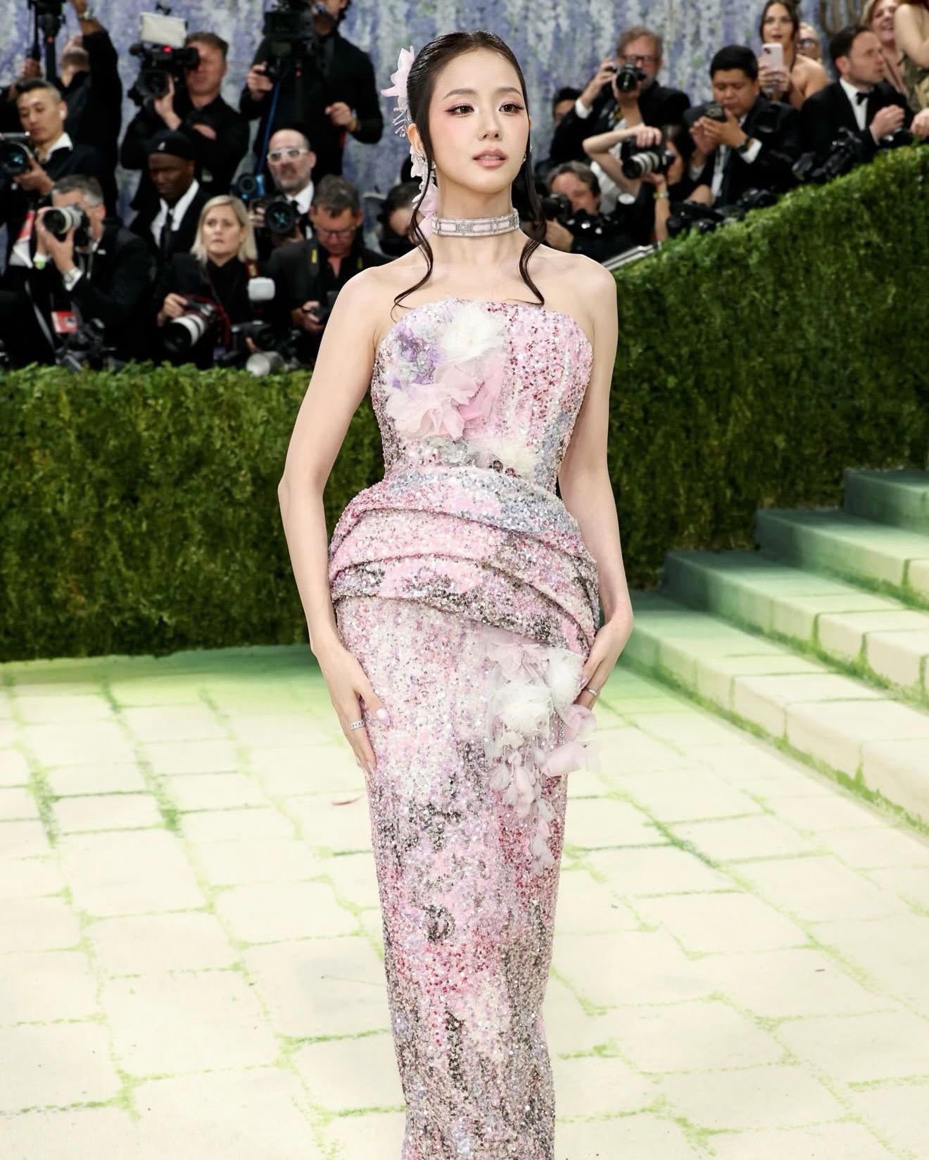 Debut! Jisoo BLACKPINK Tampil Memukau dengan Gaun Peplum Berpayet di Met Gala 2026