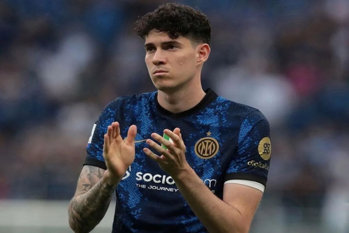 Masih Dibutuhkan di Lini Pertahanan, Inter Milan Ogah Lepas Alessandro Bastoni ke Barcelona