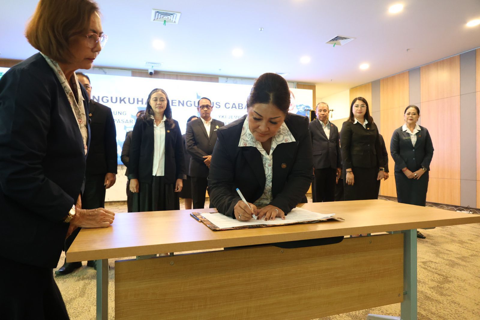 YKI Denpasar Resmi Dipimpin Ny. Suwandewi Eddy Mulya, Fokus Perkuat Edukasi Pencegahan Kanker