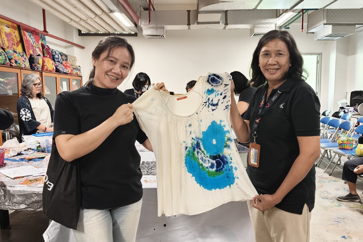 Sulap Kaos Lama Jadi Karya Bernilai, IKAWA UK Petra Gelar Workshop Jumputan Kreatif