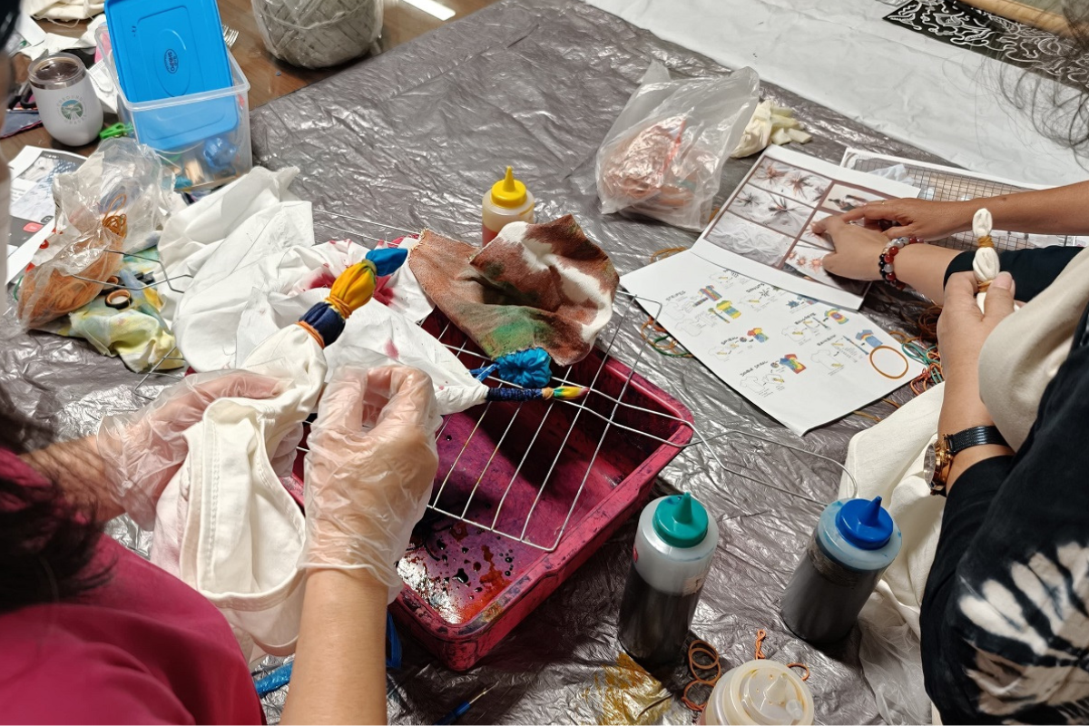Sulap Kaos Lama Jadi Karya Bernilai, IKAWA UK Petra Gelar Workshop Jumputan Kreatif