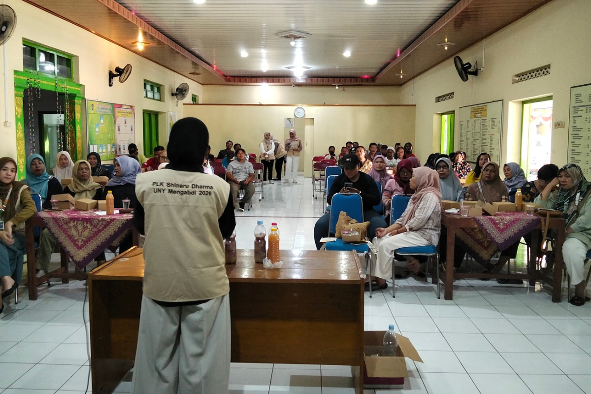 Mahasiswa UNY Ajarkan Pembuatan Pupuk Organik Cair dari Kulit Bawang Merah Kepada Warga Desa Menden