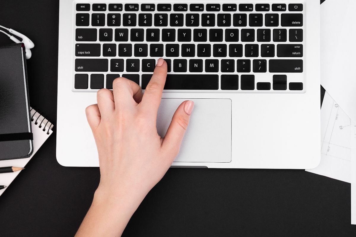 7 Cara Mengatasi Trackpad MacBook Error, Jangan Panik Dulu!