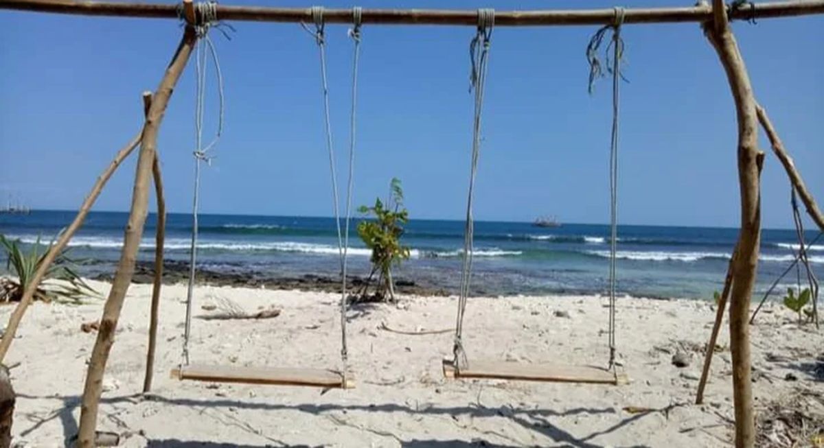 Bosan Anyer? Yuk, Intip Keindahan Pantai Bugel yang Punya Padang Rumput Tepi Laut!