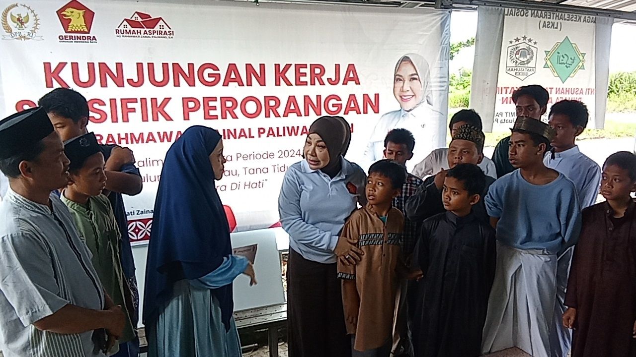 Uluran Tangan di Tengah Musibah, Hj. Rahmawati Kunjungi Santri Ar-Rohimin Pascakebakaran