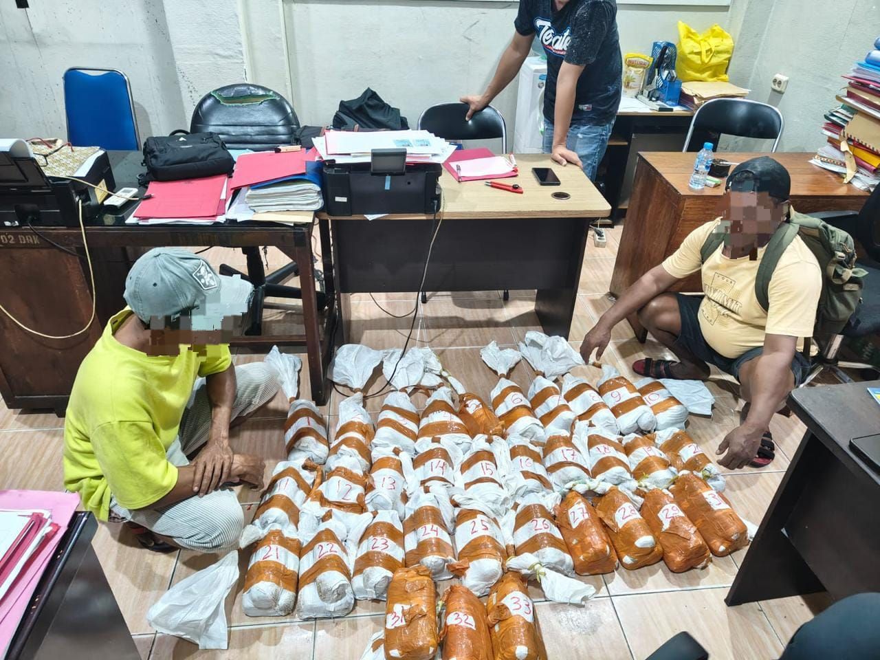 Polisi Gagalkan Peredaran 825 Kg Merkuri Ilegal di Ambon, Sopir dan Pemilik Turut Ditangkap
