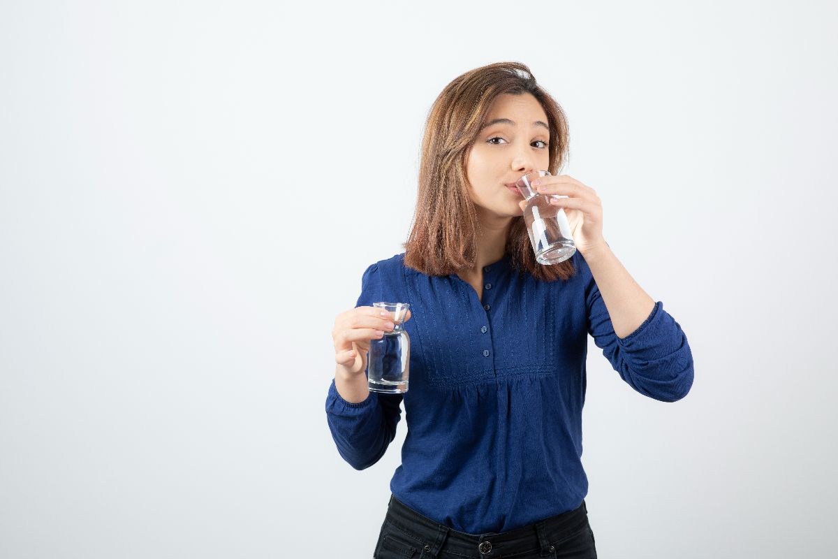Kebanyakan Minum Air Putih Bisa Bahaya? Ini Tanda dan Dampak yang Jarang Disadari