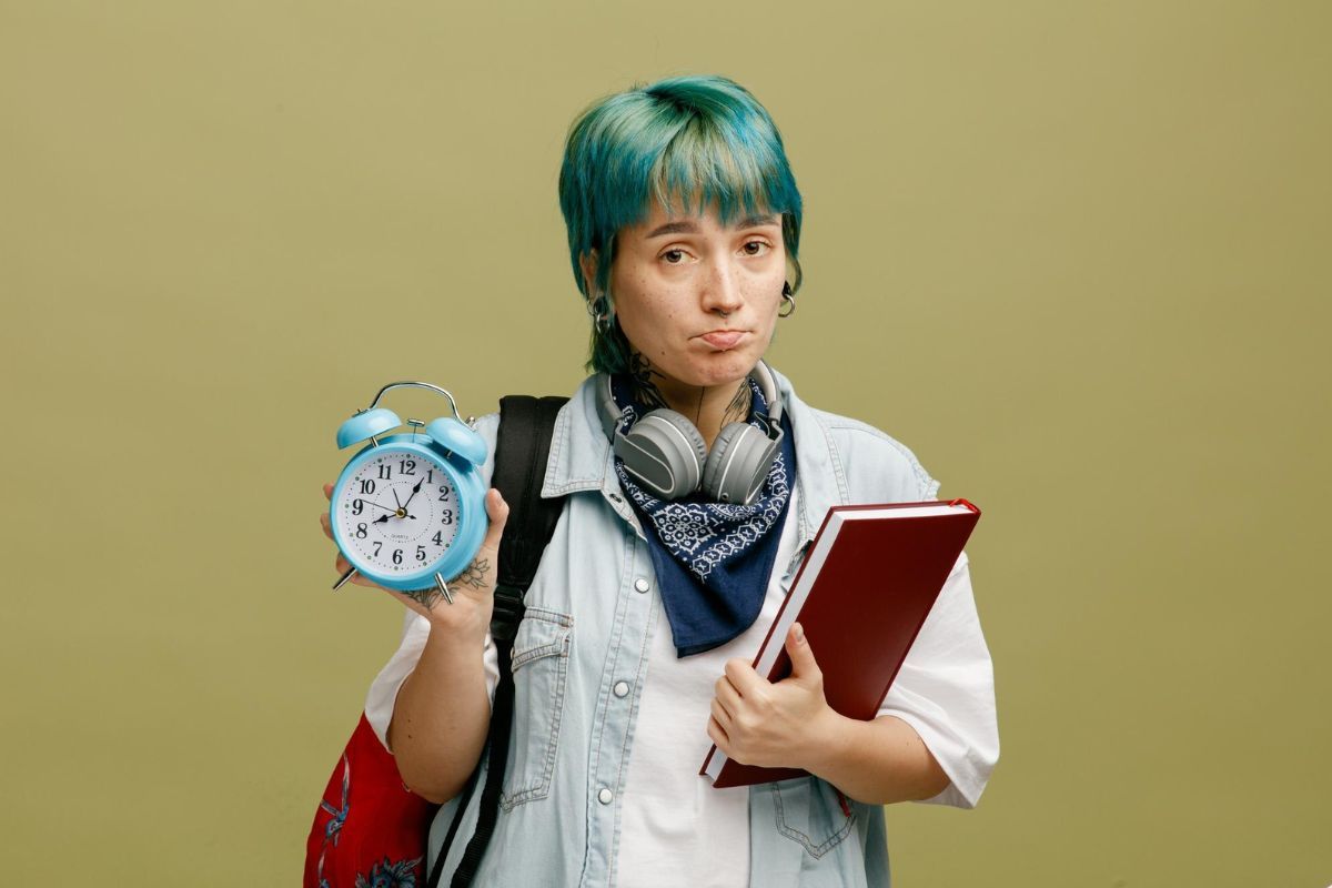 Bukan Musuhan, Ternyata Ini 4 Alasan Teman Kuliah Makin Sedikit saat Semester Tua