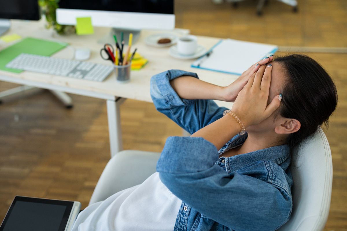 5 Kebiasaan Buruk di Kantor yang Diam-diam Bikin Mental Kamu Kacau