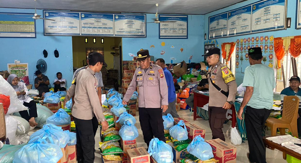 Peduli Musibah, 82 Karung Beras Disalurkan Polres Tanjab Barat ke PasarTeluk Nilau
