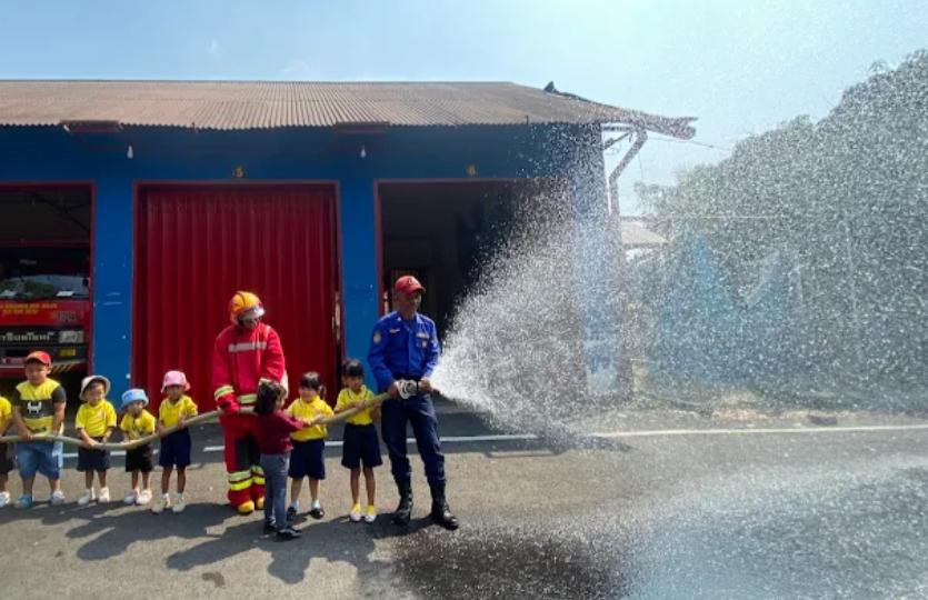 Serunya Jadi Pemadam Cilik, Damkar Kota Malang Ajak Anak TK Belajar Padamkan Api