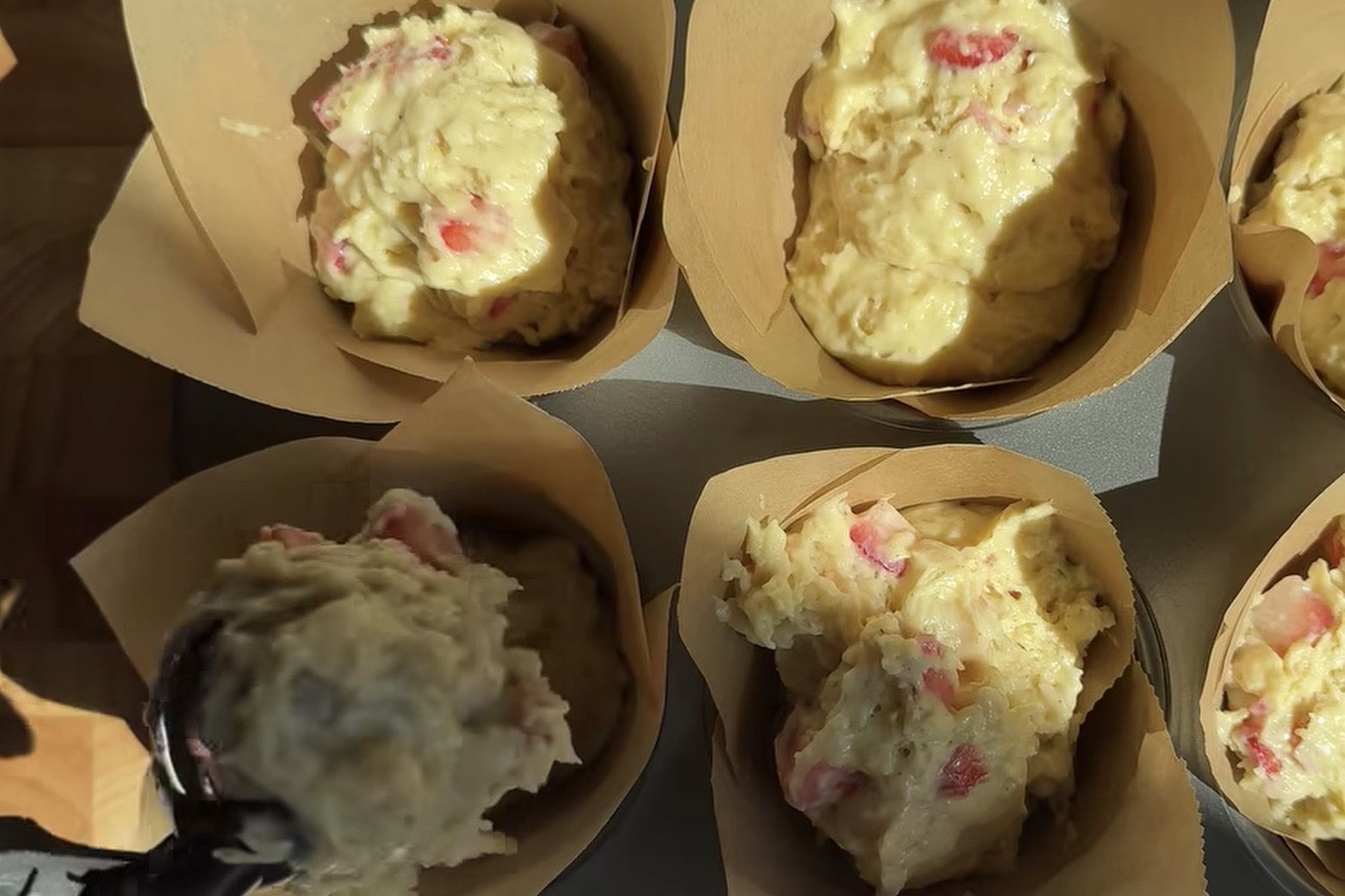 Resep White Chocolate Strawberry Muffins Super Lembut: Seenak Toko Roti Premium!