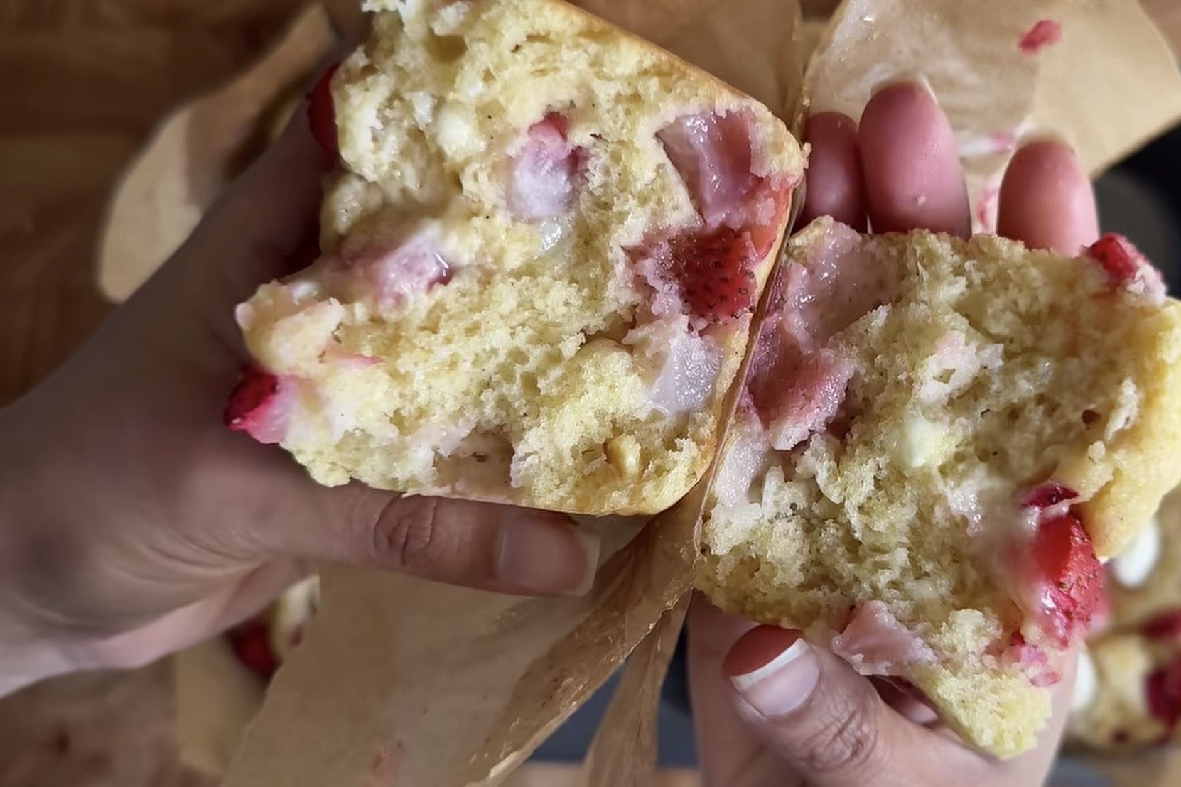 Resep White Chocolate Strawberry Muffins Super Lembut: Seenak Toko Roti Premium!