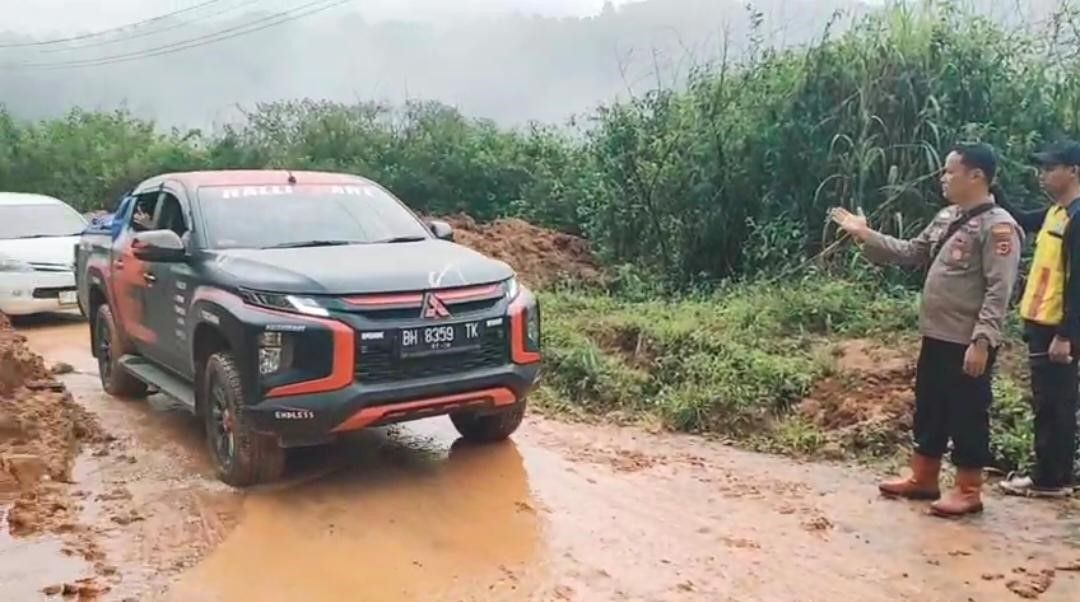 Longsor Lumpuhkan Jalan Lintas Kerinci–Bangko, Polda Jambi Imbau Adanya Potensi Longsor Susulan