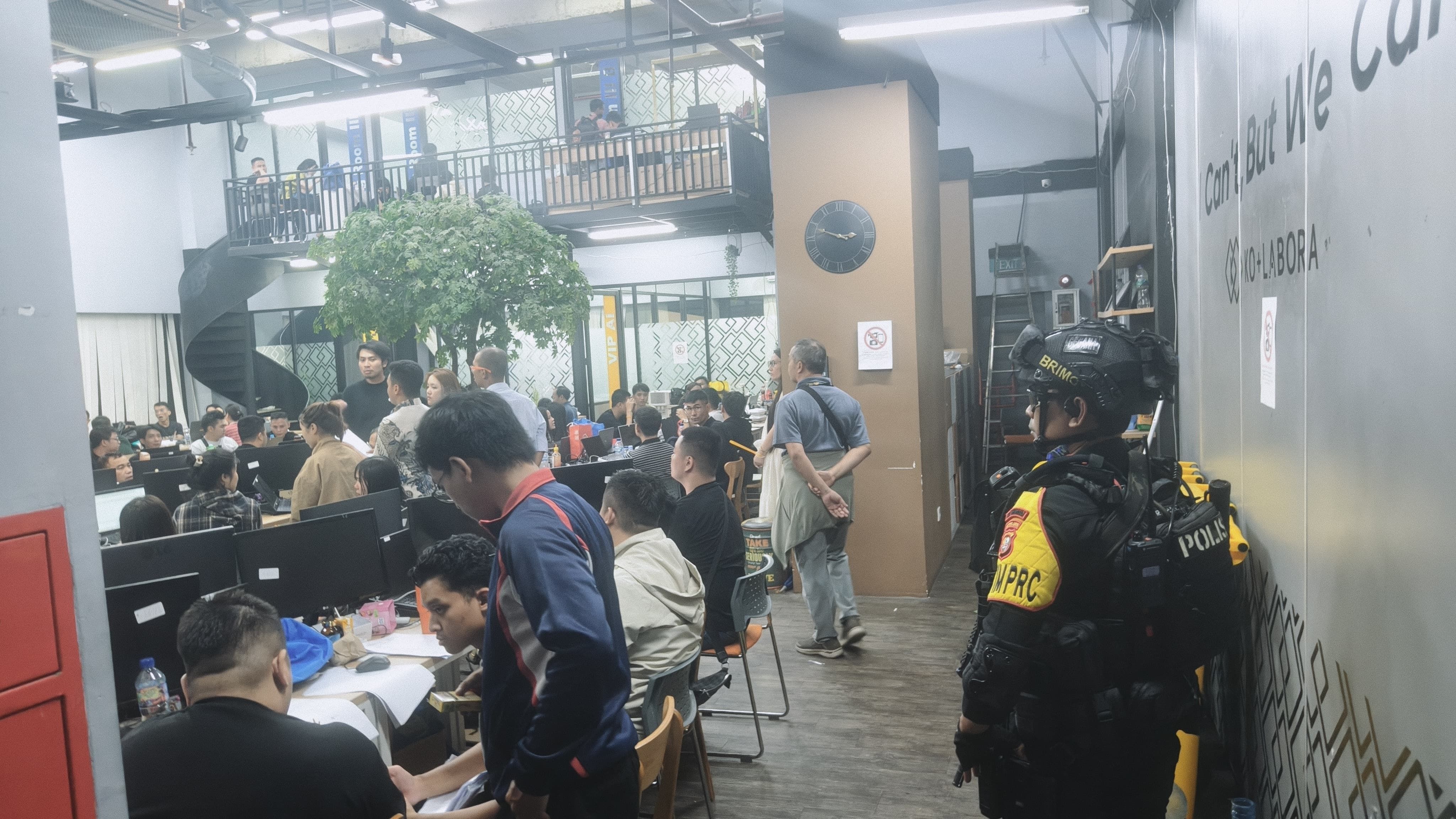 Brimob Kepung Kantor di Hayam Wuruk, Ternyata Terkait Judol Internasional