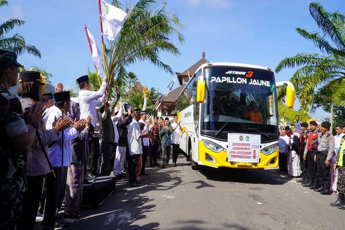 Bupati Kembang Hartawan Antar Keberangkatan Jamaah Haji Jembrana dengan Fasilitas Lebih Lengkap