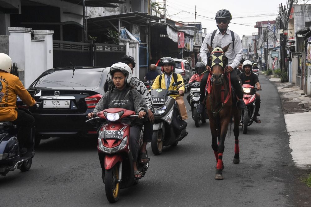 PNS Tasikmalaya Ngantor Naik Kuda, Alasannya Bikin Salut