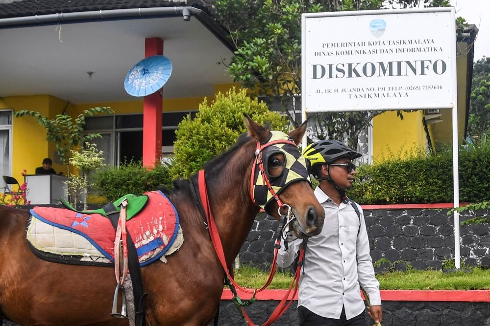 PNS Tasikmalaya Ngantor Naik Kuda, Alasannya Bikin Salut