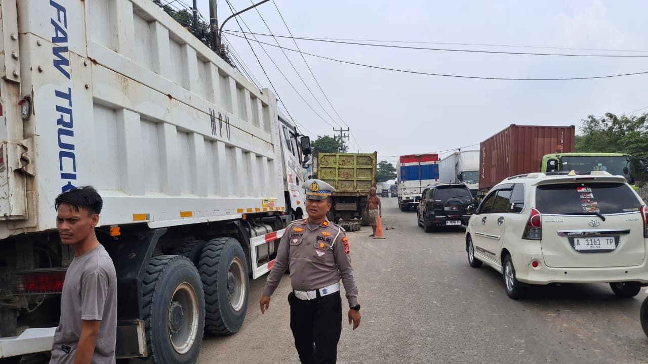 Petugas Lantas Polres Serang Tertibkan Parkir Liar Truk Besar Dibahu Jalan Raya Serang-Jakarta