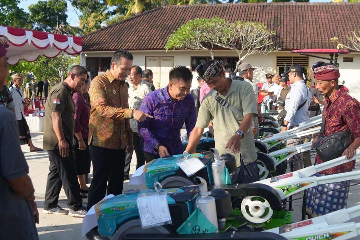 Modernisasi Pertanian Jembrana Dipercepat, 11 Unit Traktor Disalurkan ke Kelompok Tani