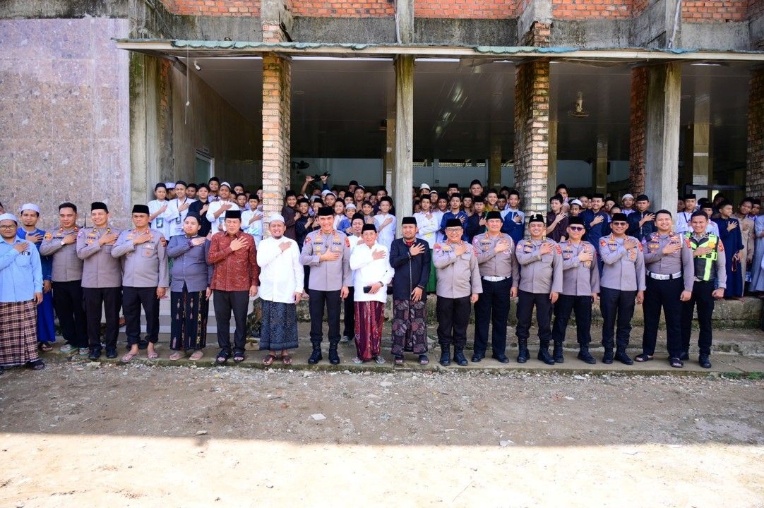 Perkuat Silaturahmi, Kapolda Jambi Ajak Santri Darul Arifin Manfaatkan Teknologi Secara Positif
