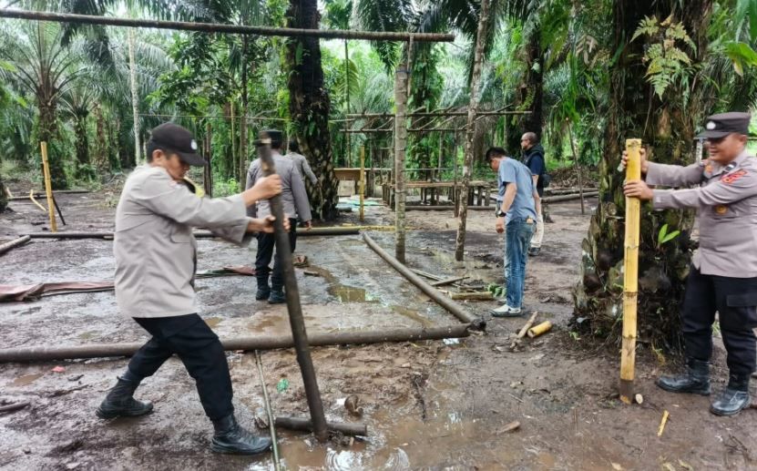 Gerak Cepat! Polsek Muara Sabak Timur Bongkar Arena Sabung Ayam di Tanjab Timur