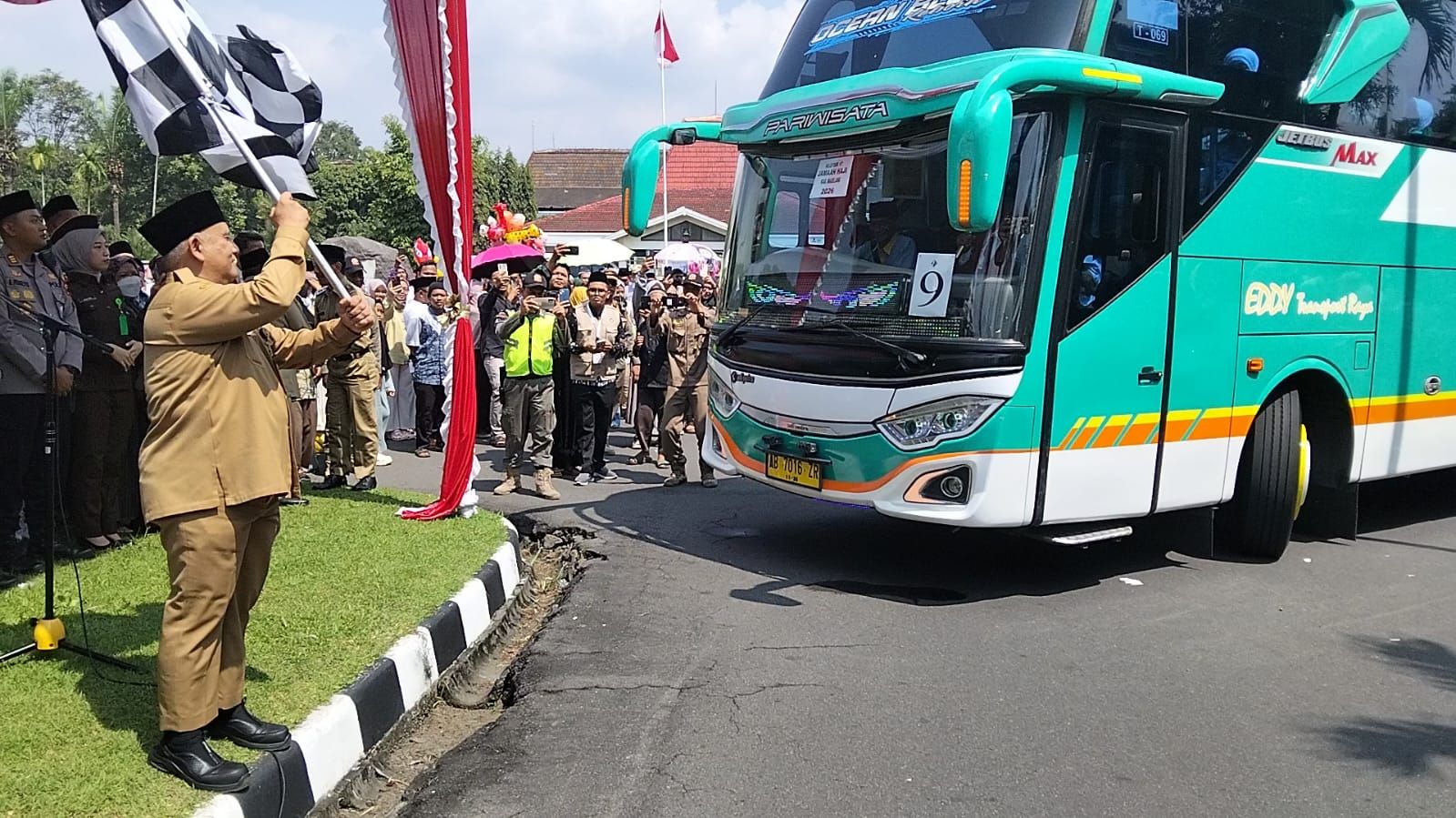 Ratusan Jemaah Haji Kloter 17 asal Magelang Diberangkatkan Menuju Baitullah