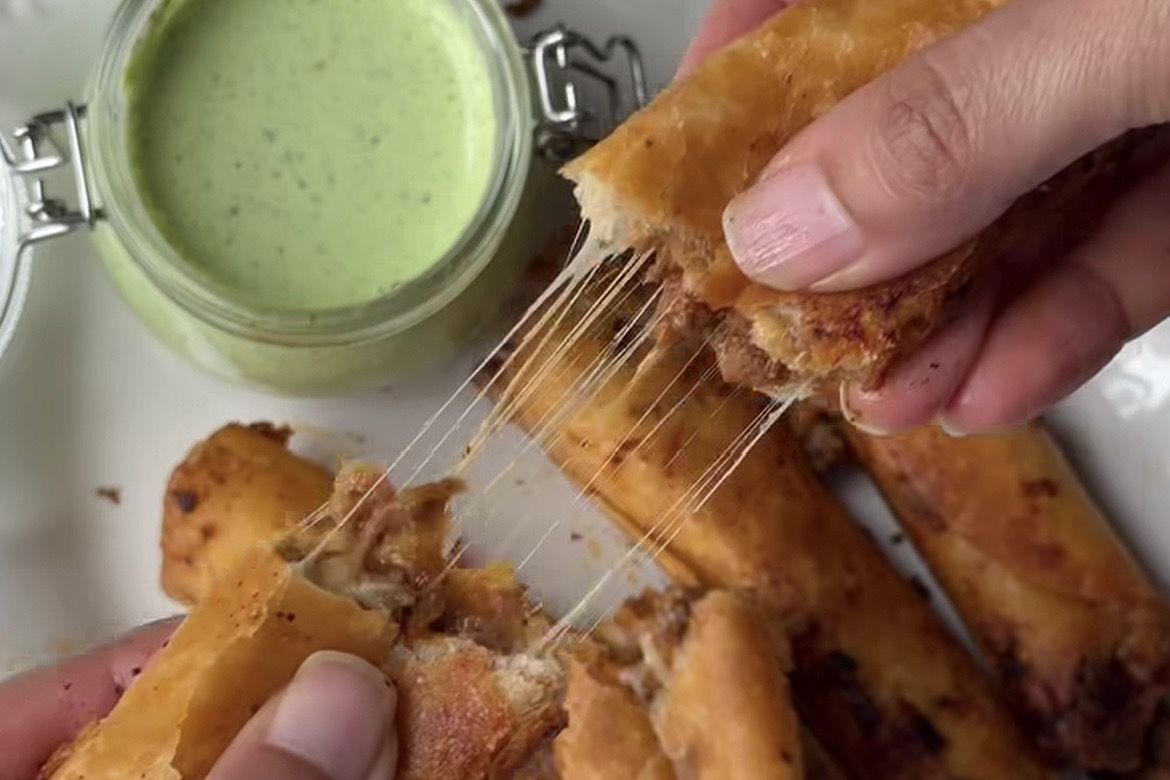 Resep Cheesy Beef Taquitos Khas Meksiko dengan Krim Cilantro Lime yang Segar dan Nikmat