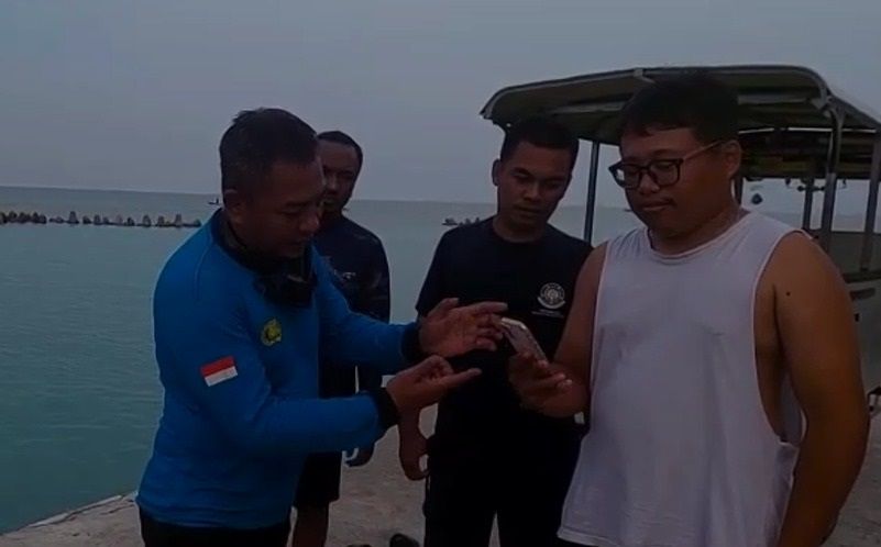 Aksi Polisi Bareng Damkar Nyelam di Laut Pulau Seribu untuk Cari Ponsel Wisatawan yang Tercebur, Ujungnya Ketemu