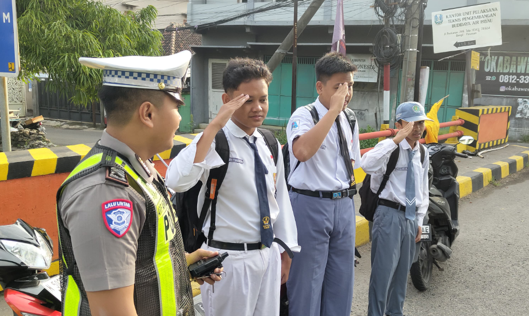 Cara Unik Brigadir Arif Ardiansyah Bikin Pelajar Kapok Tak Pakai Helm