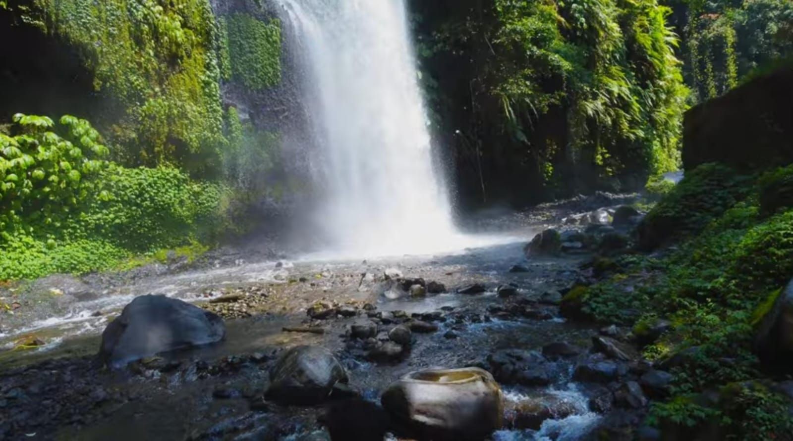 Serunya Menjelajahi Air Terjun Tiu Kelep dan Sendang Gile di Lombok