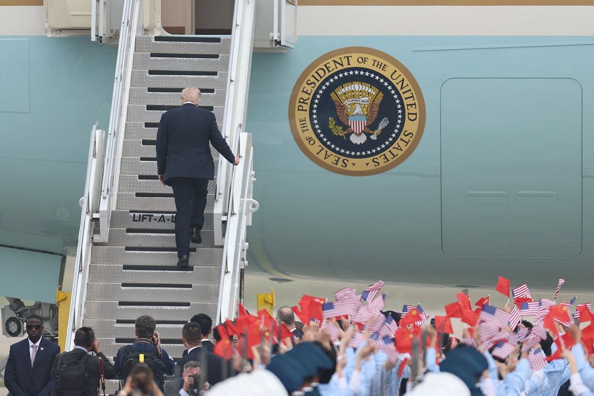Wartawan yang Ikut Rombongan Trump Sebut Semua Hadiah dari China Dibuang Sebelum Naik Air Force One