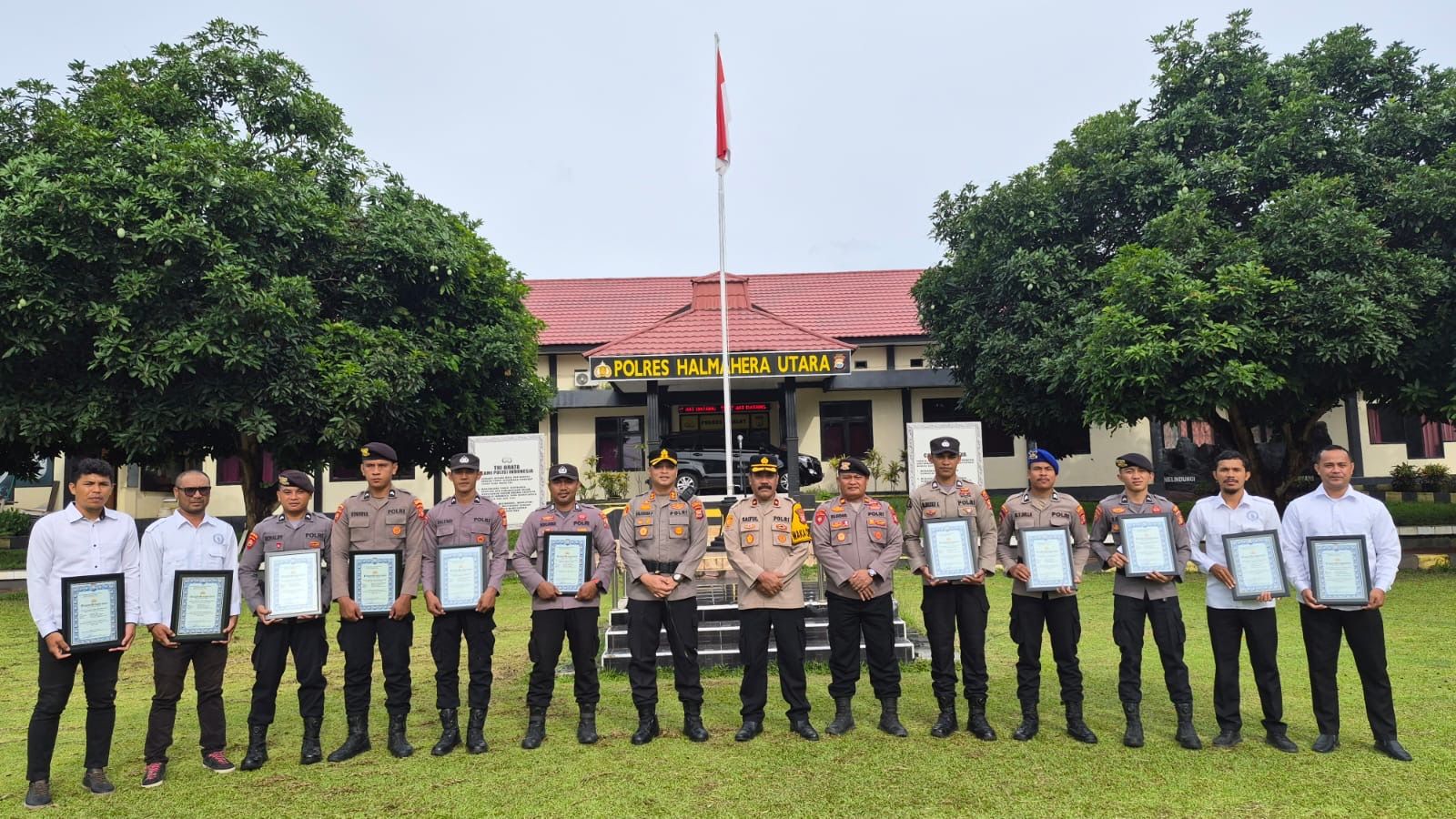 Kapolres Halmahera Utara Beri Penghargaan kepada 14 Personel Berprestasi