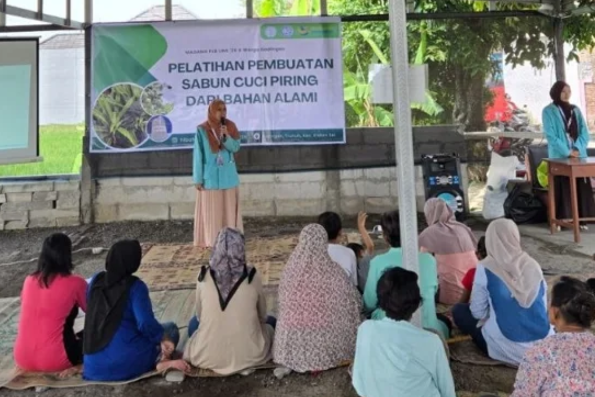 Mahasiswa UNS Latih Warga Klaten Bikin Sabun Alami Dari Daun Pandan dan Jeruk Nipis