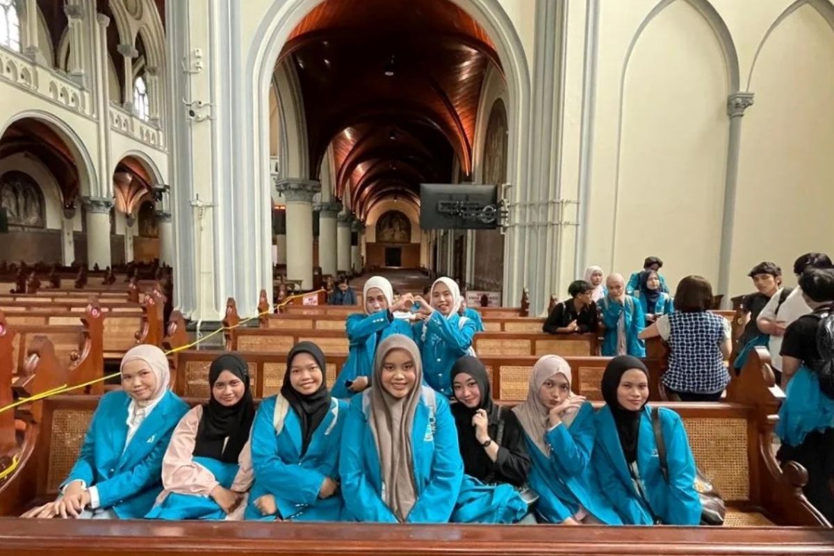 Belajar Moderasi Beragama, 128 Mahasiswa UIN Jakarta Jelajahi Katedral dan Istiqlal Lewat Kunjungan Religi
