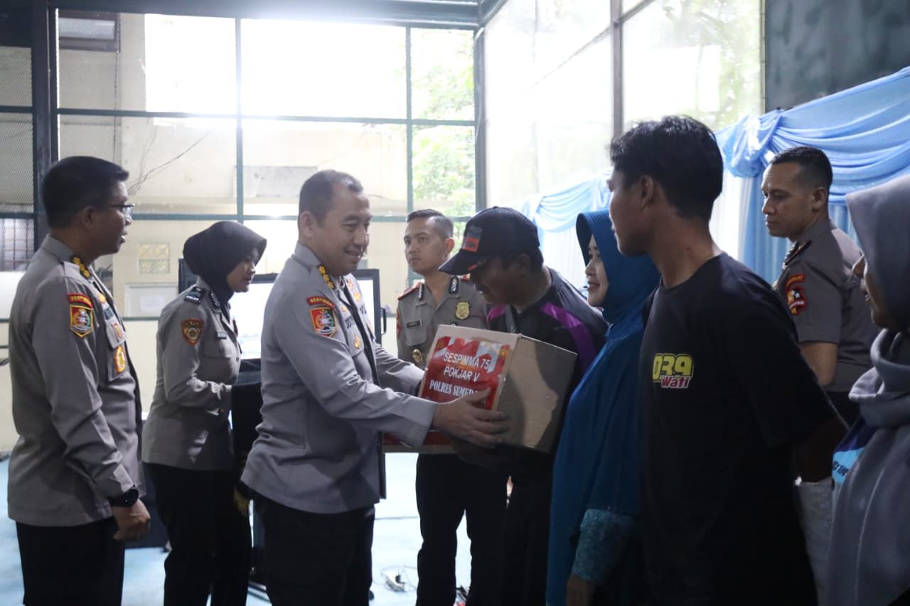 Sespimma Polri Pokjar V Tebar Kepedulian Sosial : Bagikan Paket Sembako ke Masyarakat