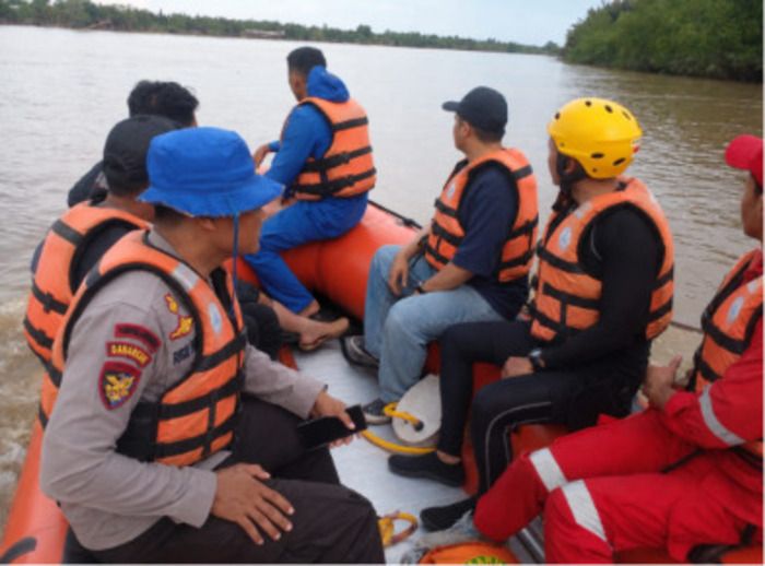 Bahu-Membahu, Tim Gabungan dan Polairud Polres Tanjab Barat Cari Korban Ambruknya Jembatan
